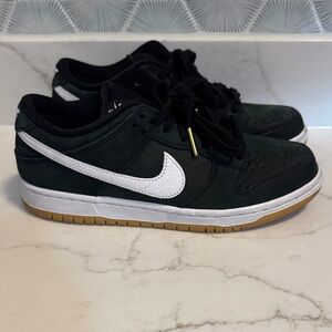 SB dunks with gum bottoms.    Very good used condition.   Size 7 mens